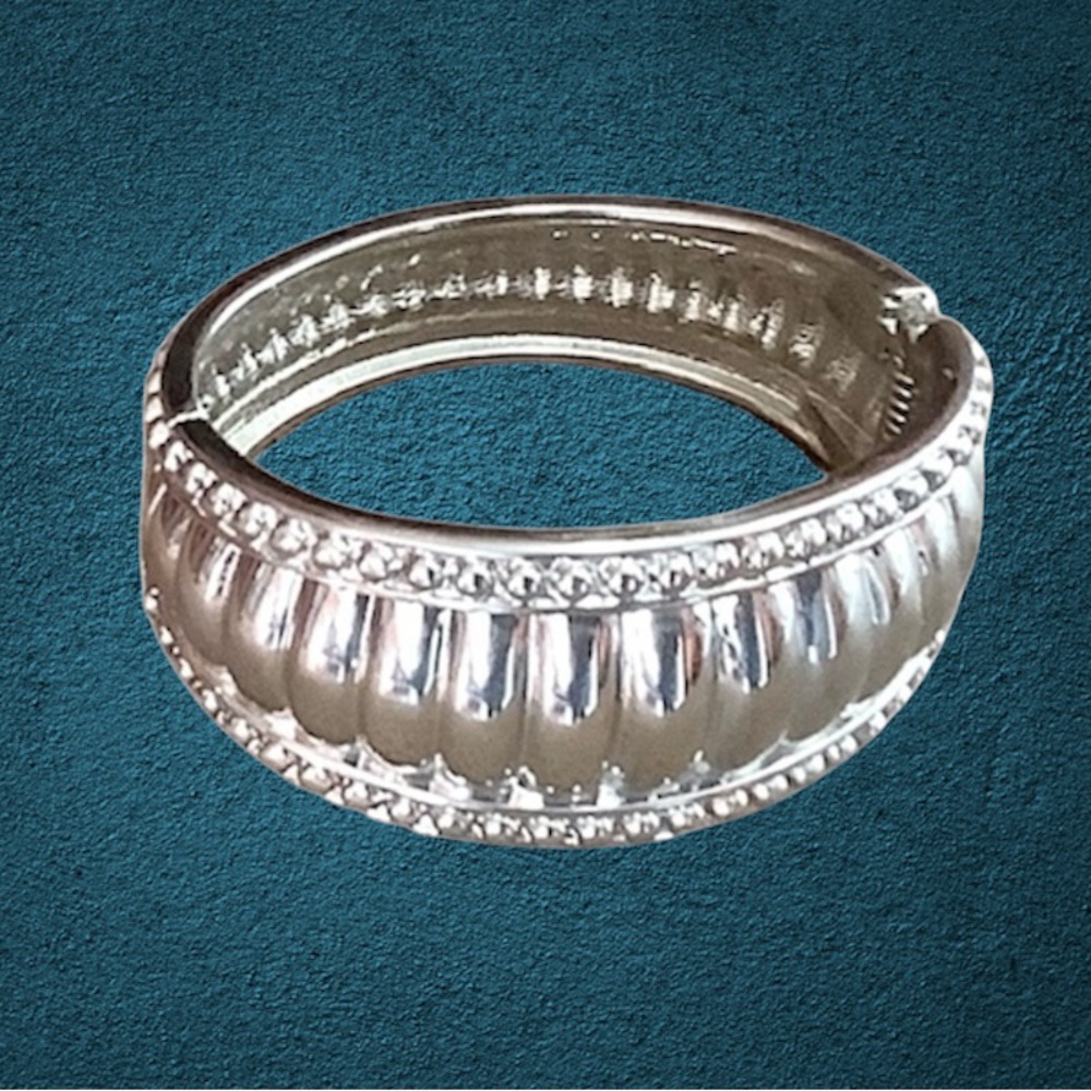 💥2/$24 or 3/$30💥 Silver hinged cuff bracelet. Kim Rogers. NWOT